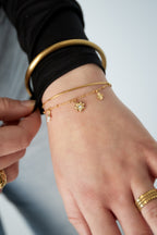 Anemone - bedelarmband Zilver aan pols