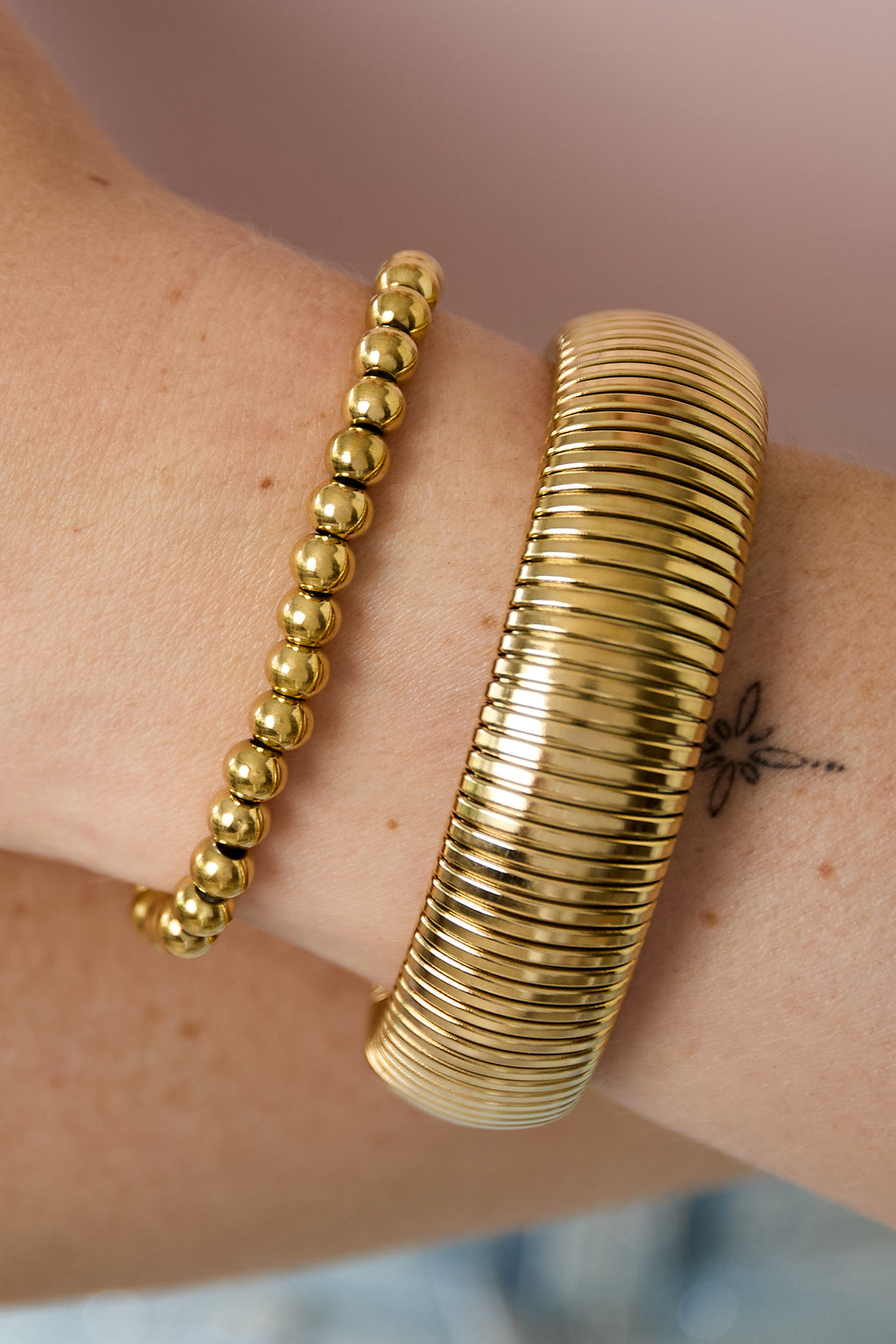 Stone - schakelarmband Goud aan pols