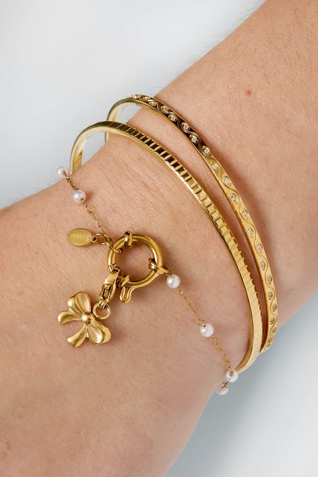 Geo - manchet armband Goud aan pols