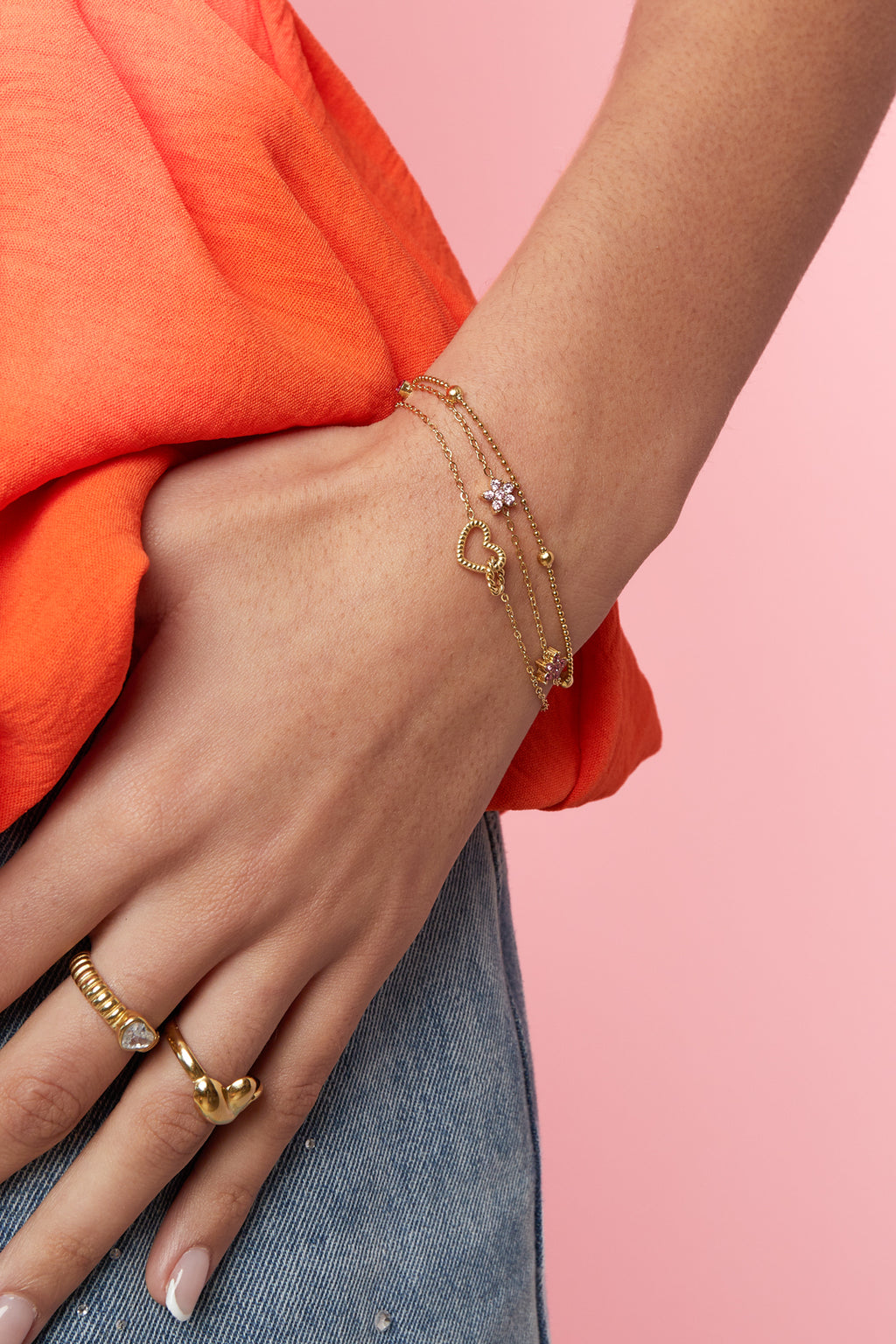 Cara - bedelarmband Goud aan pols