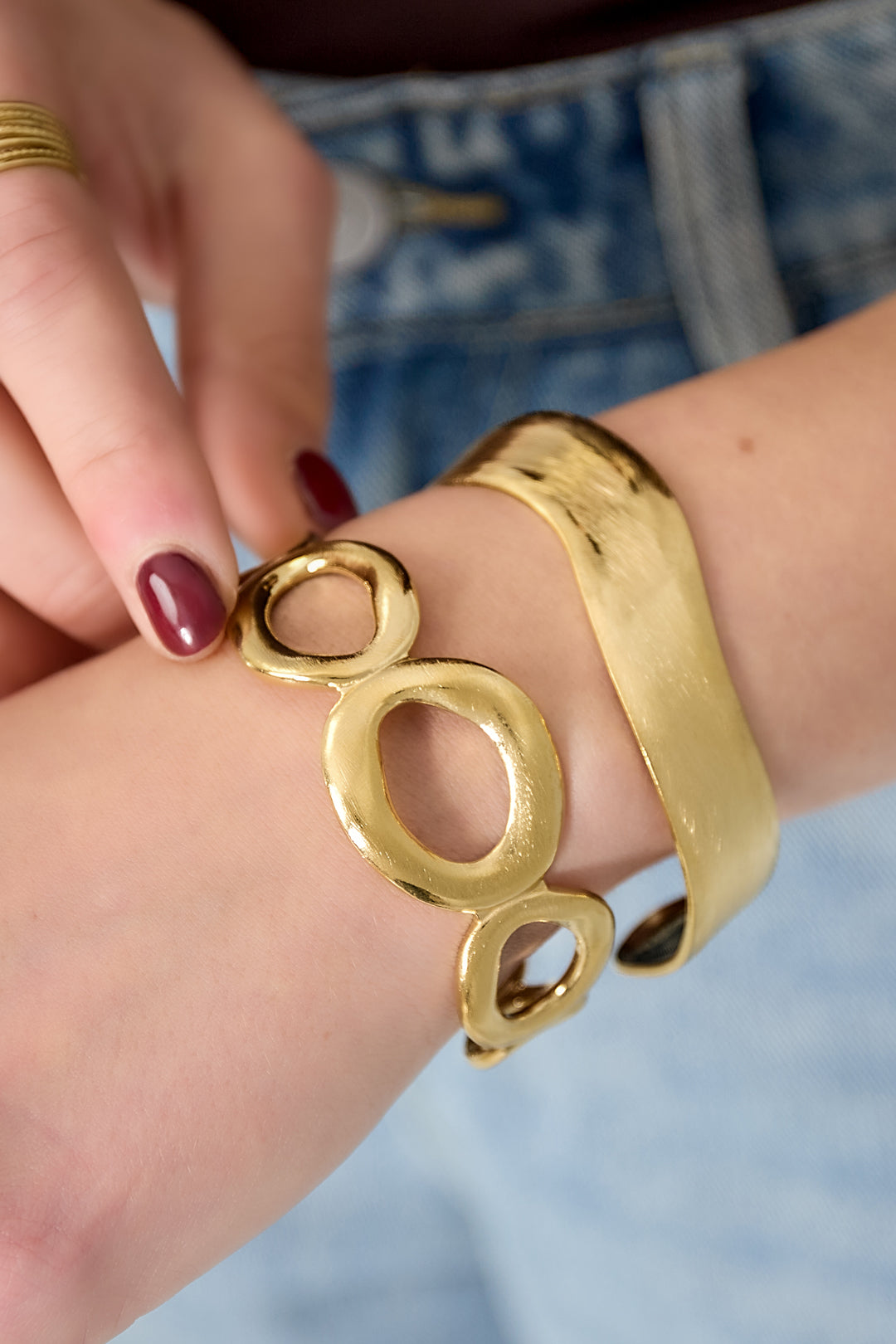 Iconic - manchet armband Goud aan pols