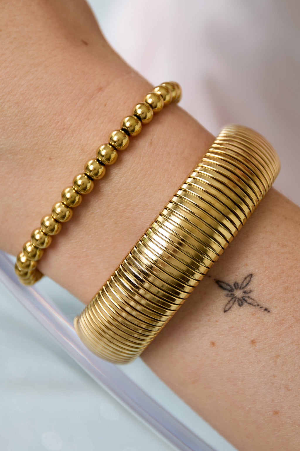 Boldine - manchet armband Goud aan pols
