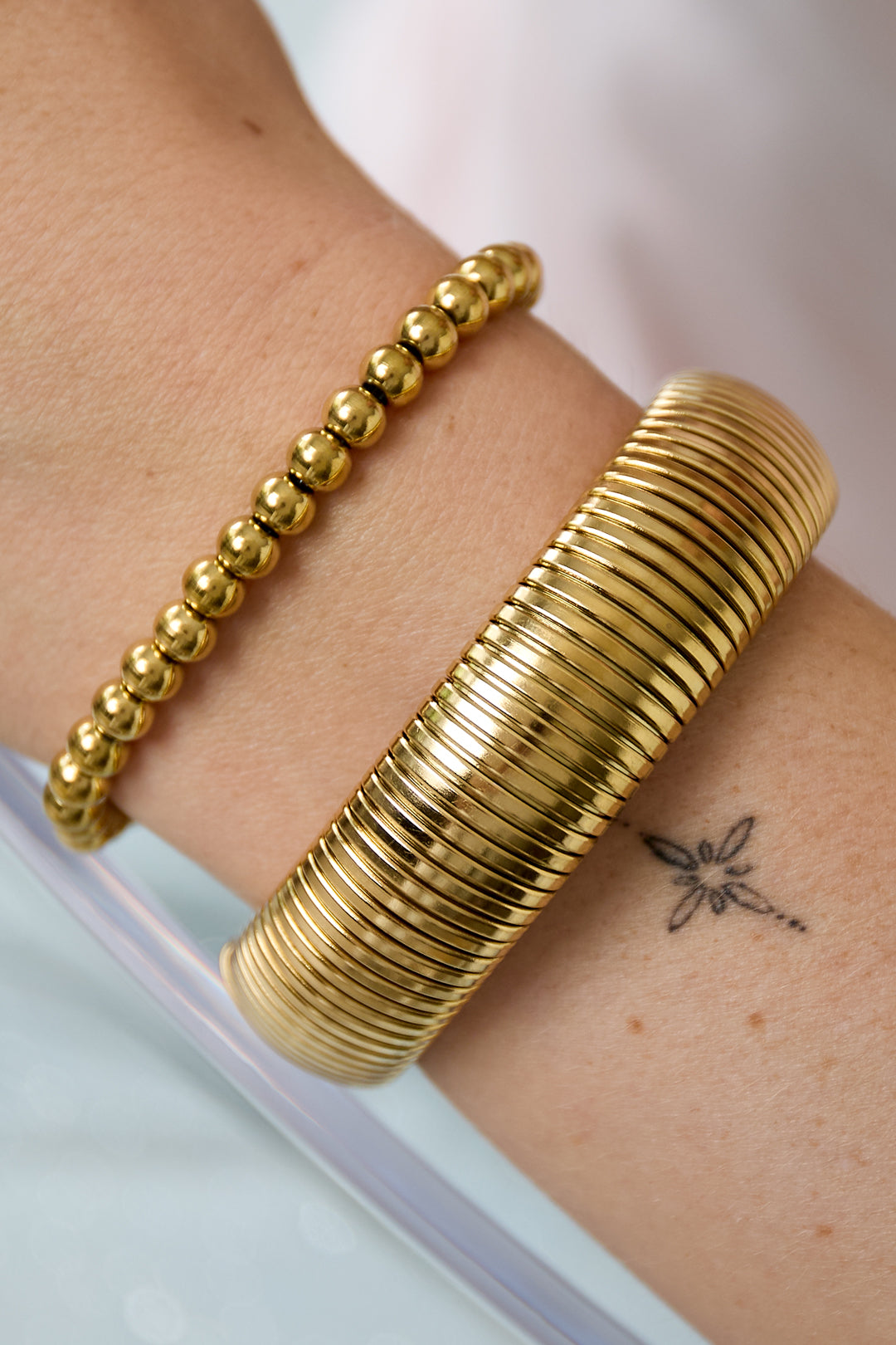Boldine - manchet armband Goud aan pols