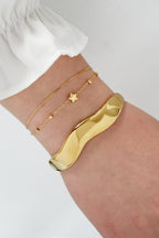 Cosmo - bedelarmband Goud aan pols
