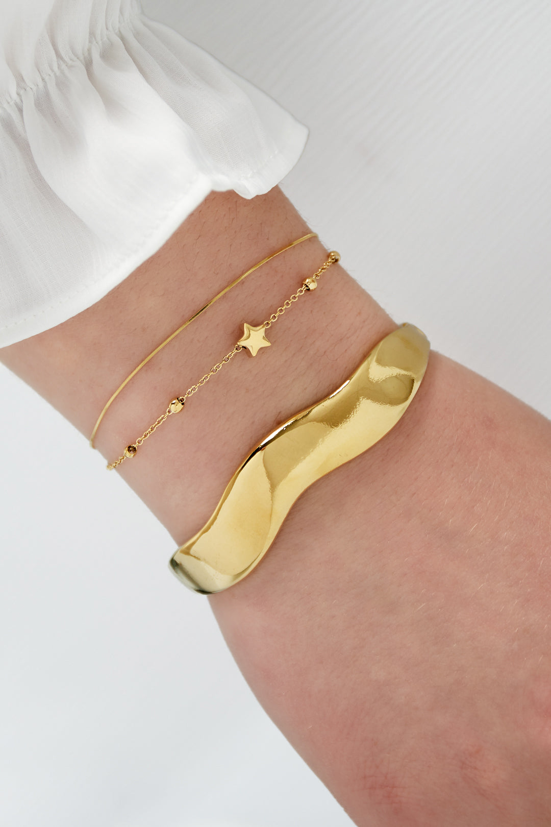 Cosmo - bedelarmband Goud aan pols