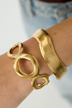 Niola - manchet armband Goud aan pols