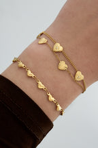 Spreading Love - hartjes armband Goud aan pols