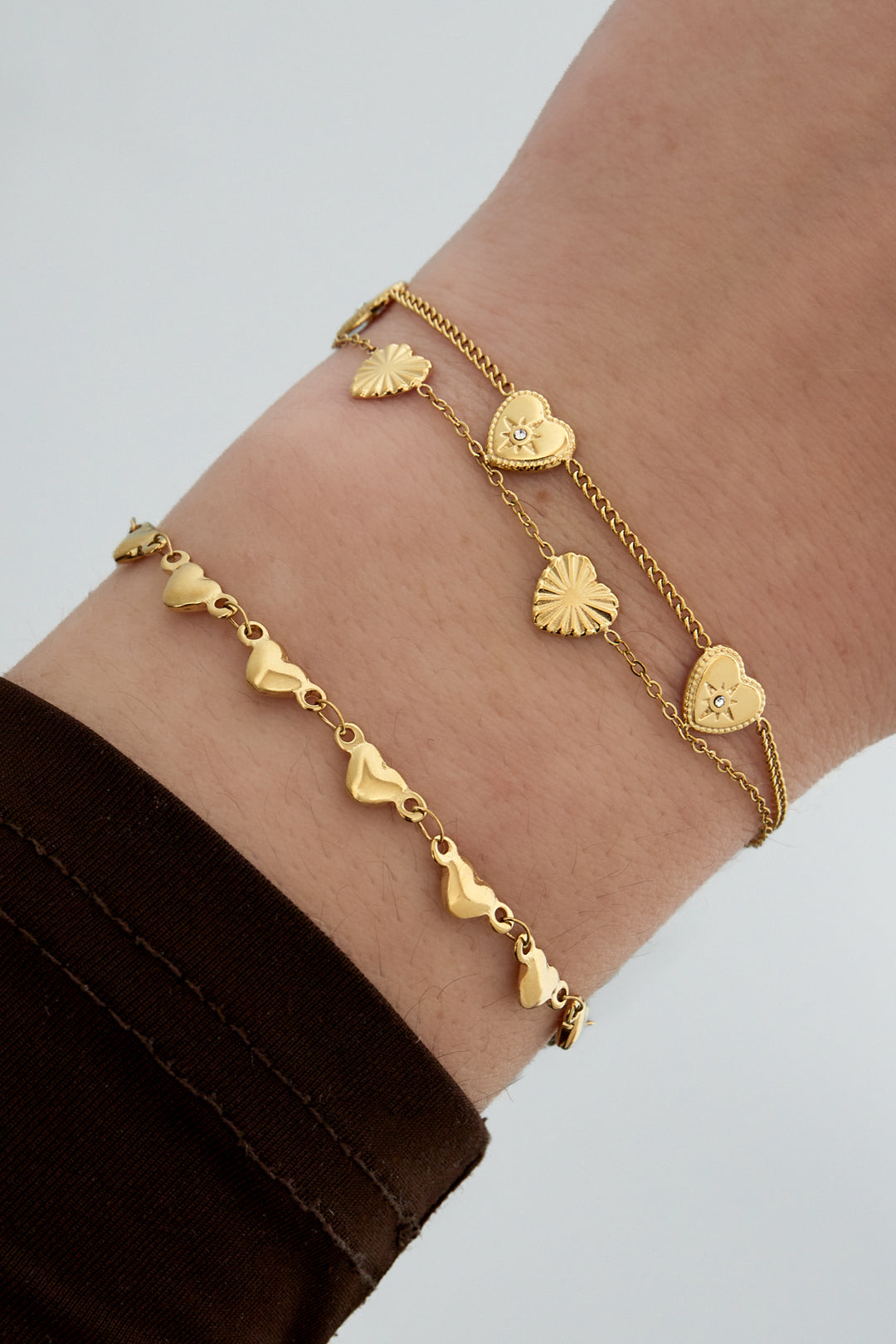 Spreading Love - hartjes armband Goud aan pols