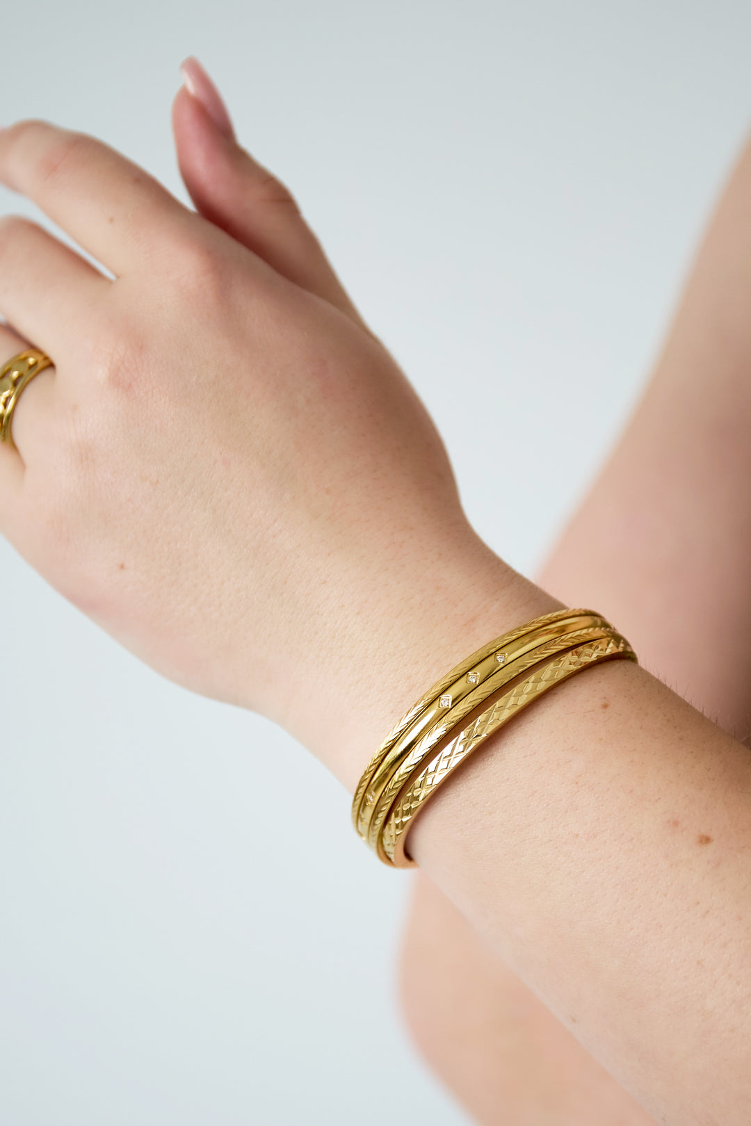 Shimmer - manchet armband Goud detail