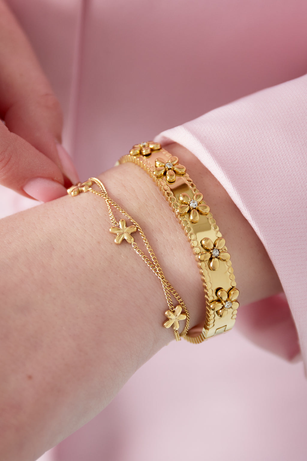 Wildflower - bedelarmband Goud aan pols