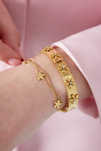 Wildflower - bedelarmband Goud aan pols