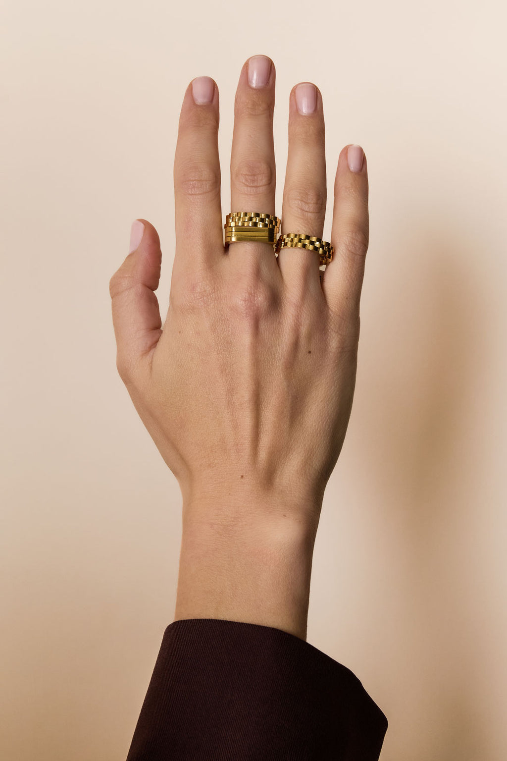 A Must - bandring aan hand