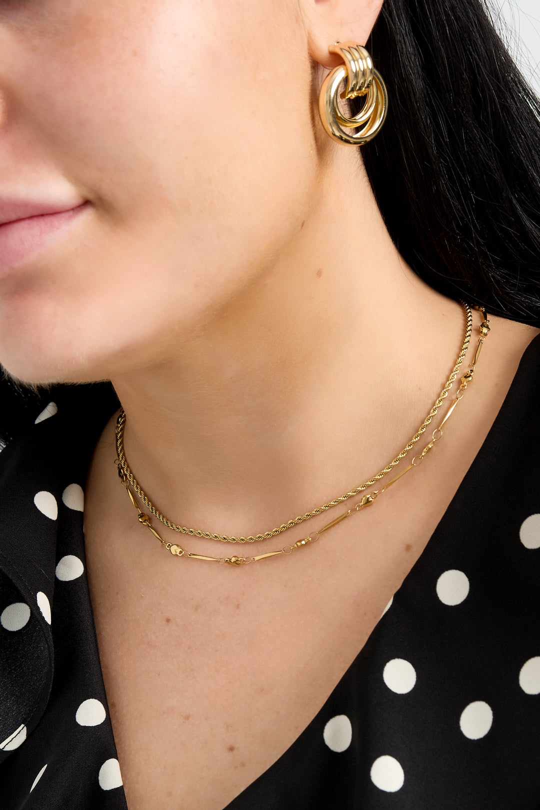 Suzy - fijne ketting Goud aan hals