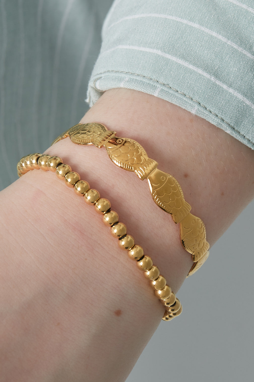 Sand - schakelarmband Goud aan pols