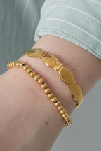 Sand - schakelarmband Goud aan pols