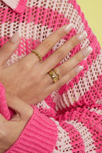Felicity - statement ring Goud aan hand