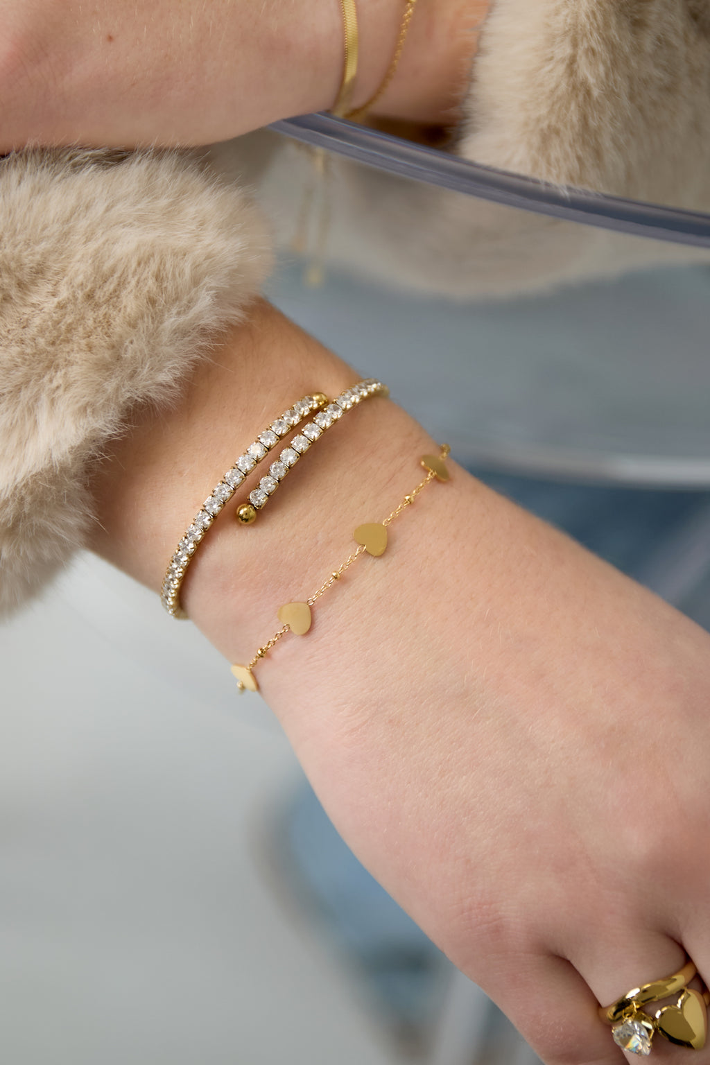 Maya - hartjes armband Goud aan pols