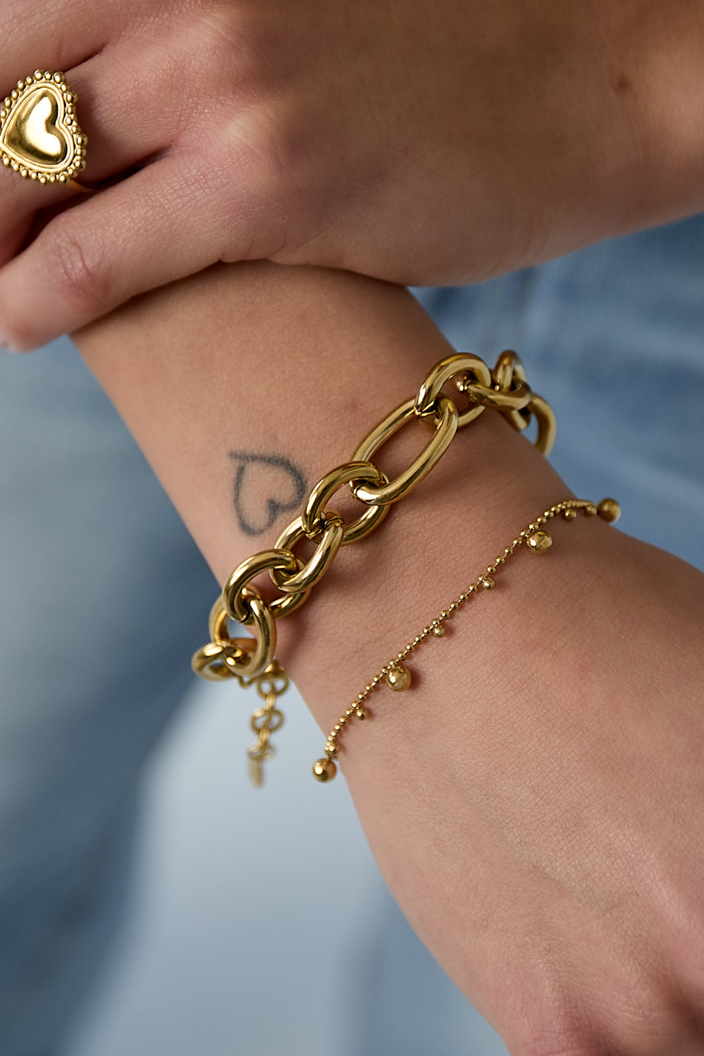 Dotty - schakelarmband Goud aan pols