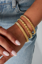 Coil - manchet armband Goud aan pols