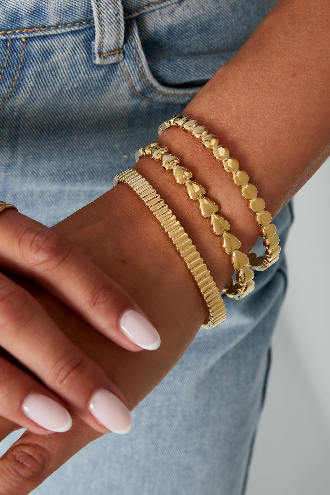 Coil - manchet armband Goud aan pols
