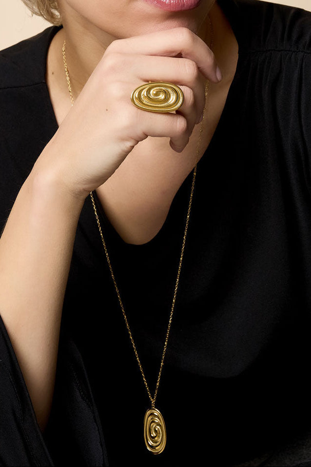 Maja - statement ring Goud aan hand
