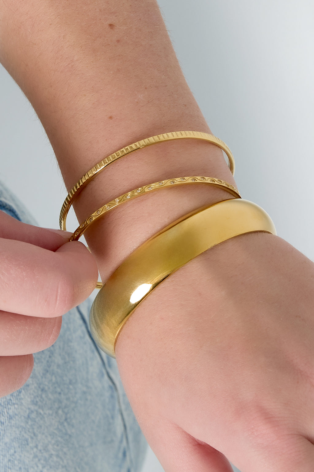 Sleek - manchet armband Goud aan pols
