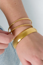 Sleek - manchet armband Goud aan pols